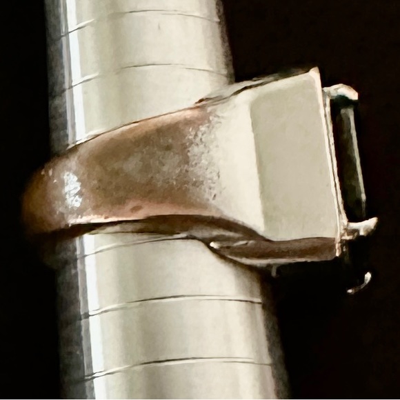 Heavy Silvertone Ring w/Rectangular Green Stone Size 6 ¾ - Picture 3 of 8